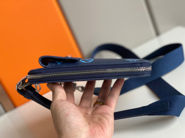 l0*is V*t0n phone pouch