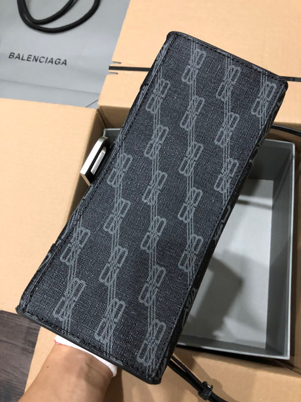 Ba*len*cia*ga hourglass