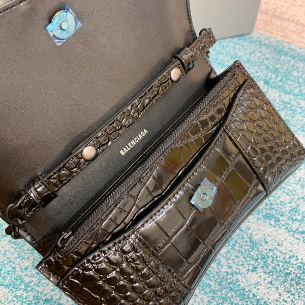 Ba*len*cia*ga hourglass wallet on chain