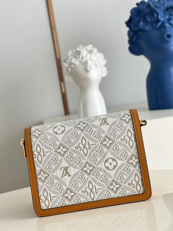 l0*is V*t0n dauphine mini