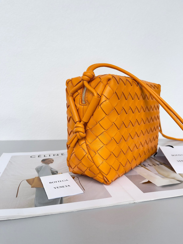 bo*te*ga Ve*ne*ta small loop camera bag