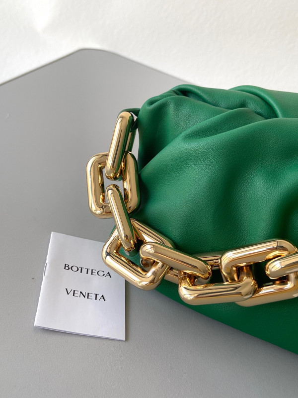bo*te*ga Ve*ne*ta the chain pouch
