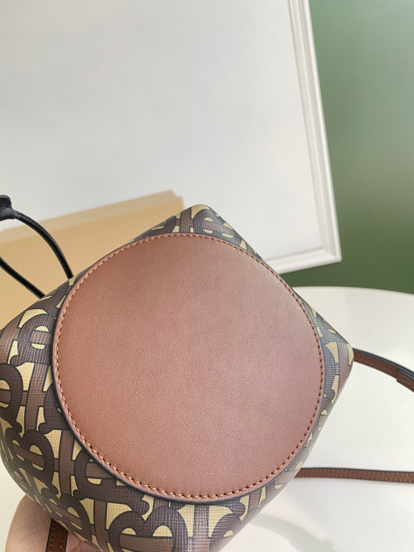 B**rry bucket bag