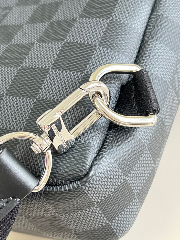 l0*is V*t0n avenue slingbag