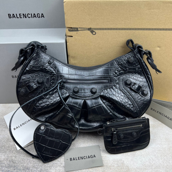 Ba*len*cia*ga women