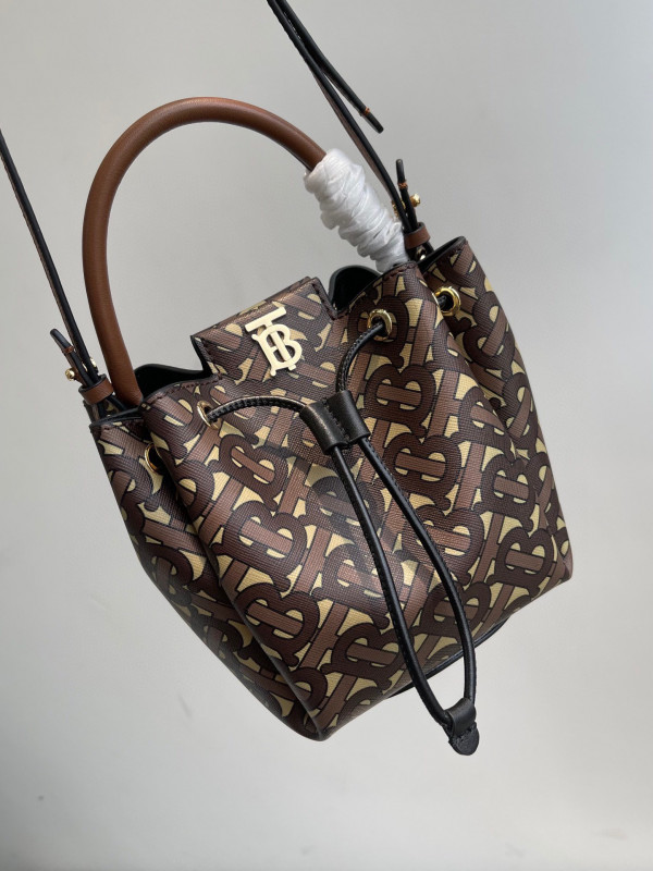 B**rry bucket bag