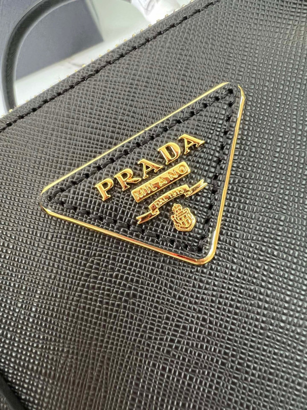 Pra*a galleria saffiano bag medium
