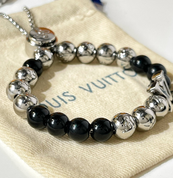 l0*is V*t0n bracelet