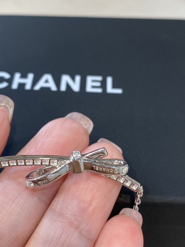 CL NECKLACE
