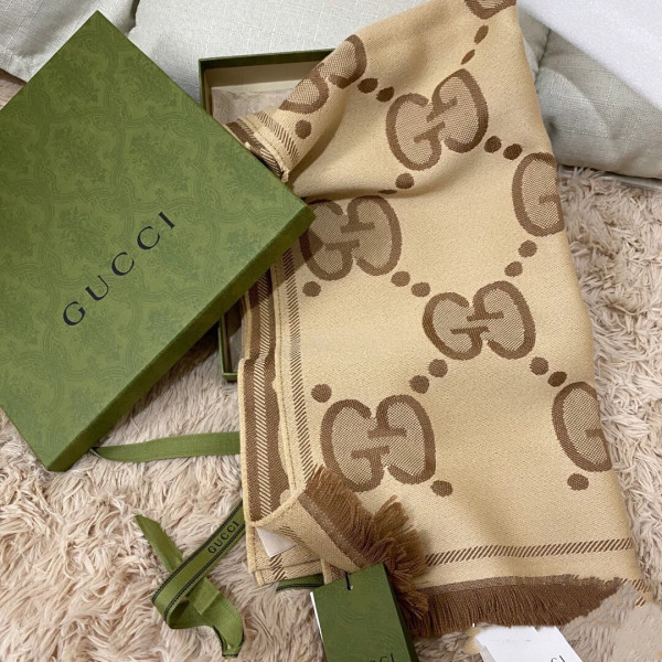 G*u*i scarf