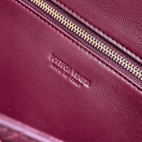 bo*te*ga Ve*ne*ta long clutch andiamo with handle