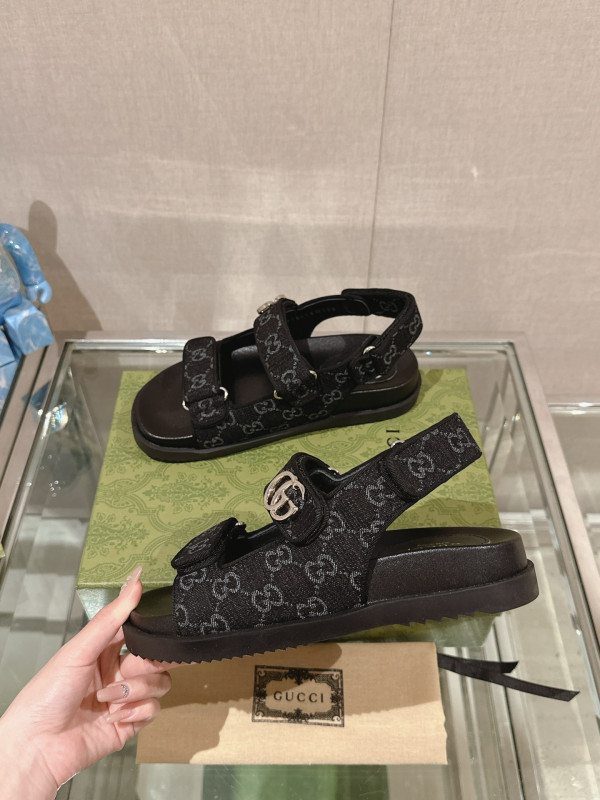 G*u*i slide sandals