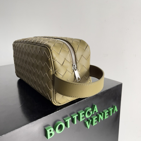 bo*te*ga Ve*ne*ta intrecciato leather wallet-on-strap