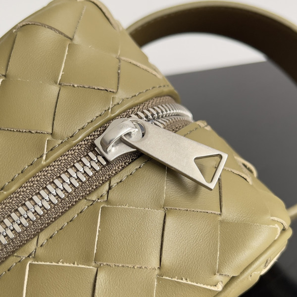 bo*te*ga Ve*ne*ta intrecciato leather wallet-on-strap