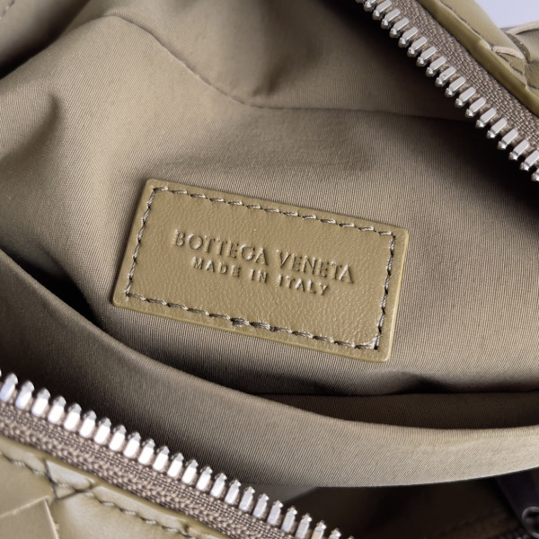 bo*te*ga Ve*ne*ta intrecciato leather wallet-on-strap
