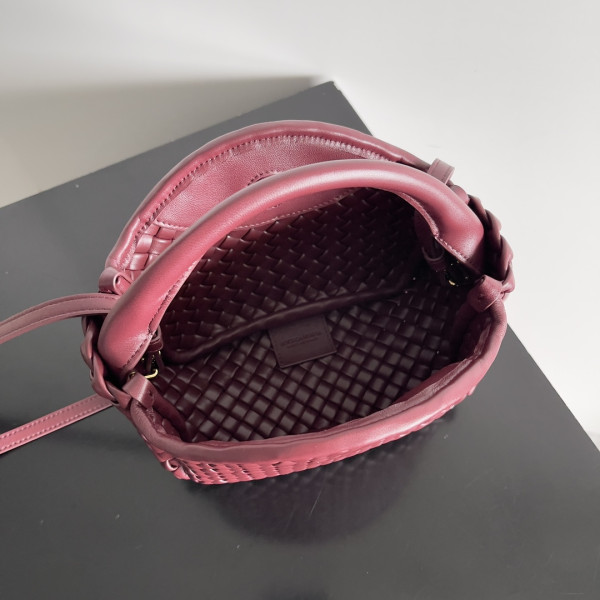 bo*te*ga Ve*ne*ta mini cobble top handle