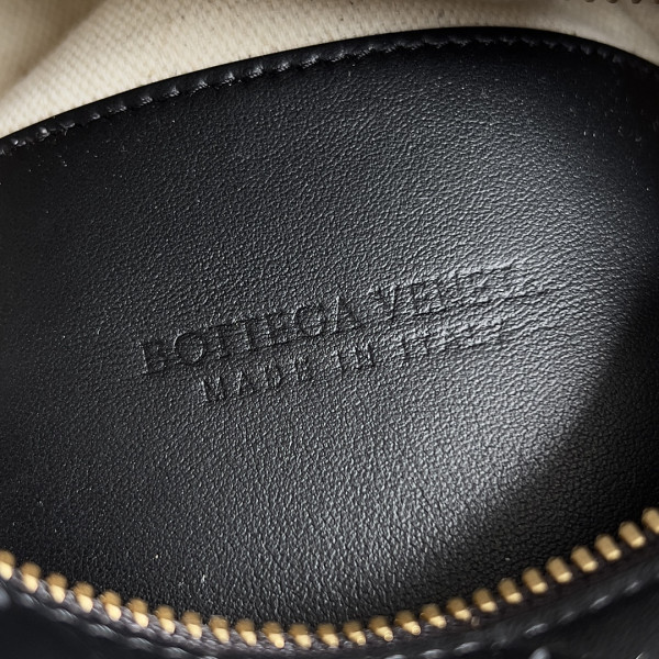 bo*te*ga Ve*ne*ta loop top handle